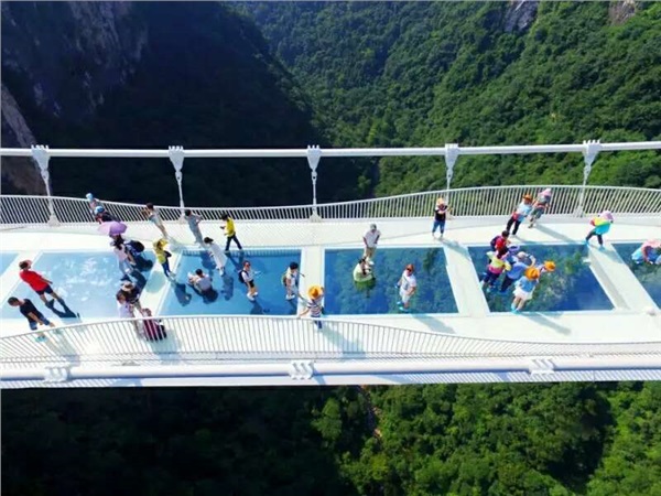 C玻璃橋、天門仙山、夯吾苗寨、鳳凰古城“神秘湘西之旅” 品質(zhì)純玩2晚3日游