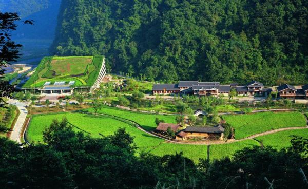 　　D4線：黃龍洞、袁家界、天子山、金鞭溪、夯吾苗寨、鳳凰古城“養(yǎng)心潤(rùn)肺”之旅品質(zhì)純玩3晚4日游