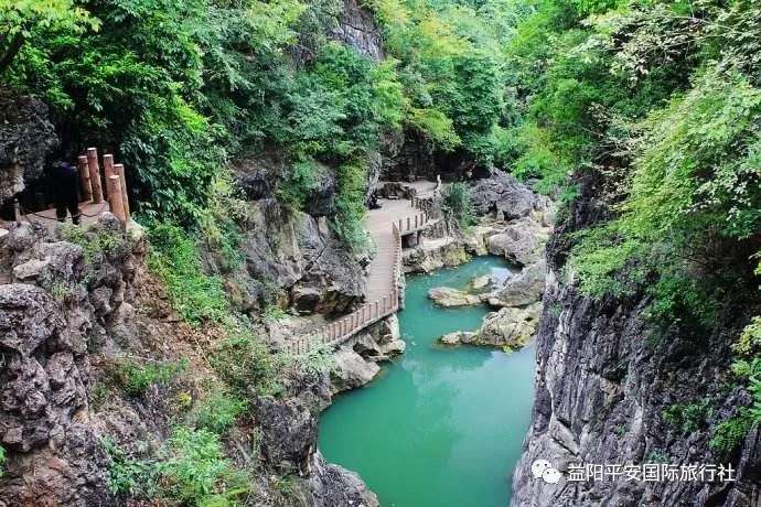 貴州黃果樹大瀑布、梵凈山、西江千戶苗寨、荔波大小七孔、鎮(zhèn)遠古城遵義會議會址、息烽集中營汽車七日游